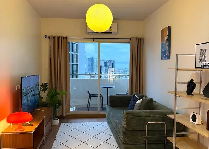 Mid-century Haven Near Bts Udomsuk Lejlighed