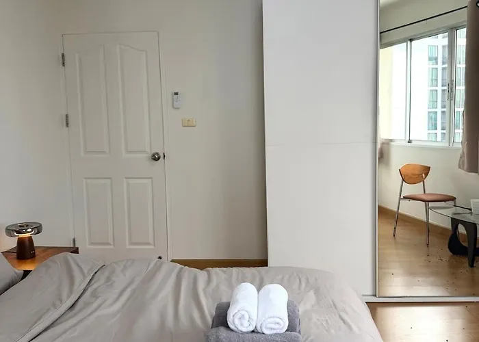 Apartment Mid-century Haven Near Bts Udomsuk