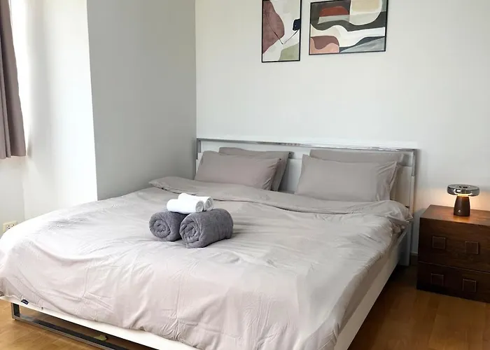 Mid-century Haven Near Bts Udomsuk Lejlighed *