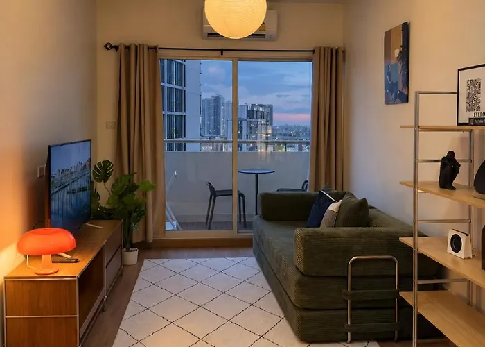 Апартаменты Mid-century Haven Near Bts Udomsuk