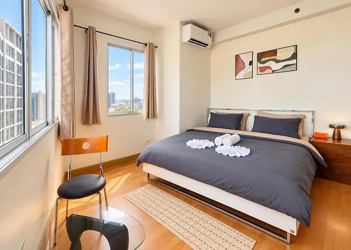 Mid-century Haven Near Bts Udomsuk Apartment *